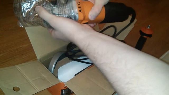 Распаковка - Профессиональная угловая шлифмашина AEG Powertools WS 10-125 (4935451301)