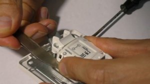 Ремонт одноклавишного выключателя Schneider (Glossa). Как разобрать и что внутри?