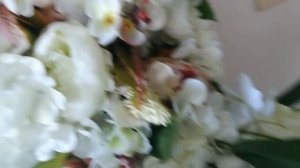 Арка из искусственных цветов.