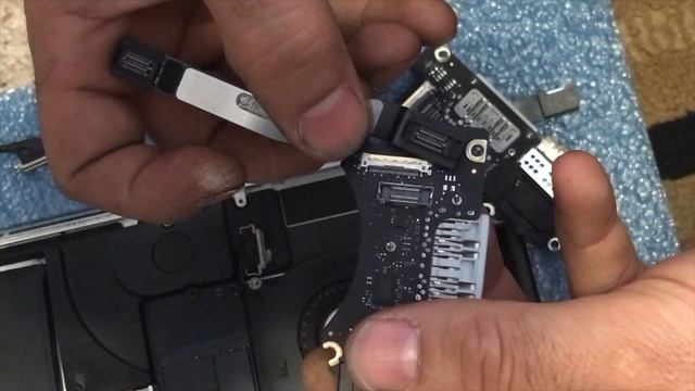 MacBook Pro A1398 Right side USB/HDMI/SD CARD Reader Differences смотреть онлайн