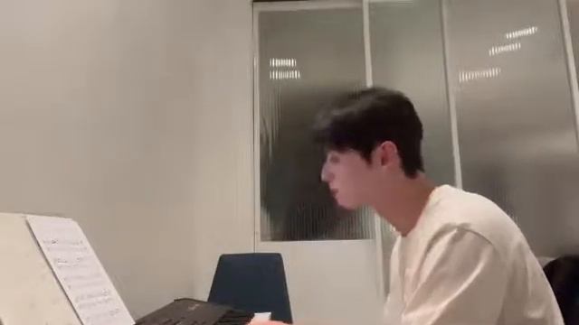 Игра на пианино 🎹 от ча ын у "новогоднее утро" смотреть онлайн