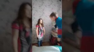 Сестра бьёт брата