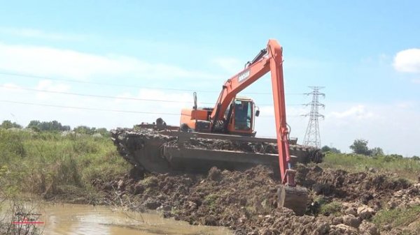 Wow Long Arm Digging Restoration Mud Operating With Excavator Doosan DX225lca