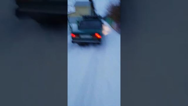 Загрузили шифер на семёрку. Пришлось вылезти и бежать 100 метровку, чтоб не ширкала дном ? смотреть онлайн