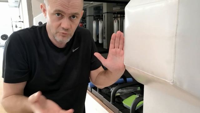3 МИНУСА горизонтального КУЛАКА при боковом ударе ХУК! Советская школа БОКСА в уличной ДРАКЕ смотреть онлайн