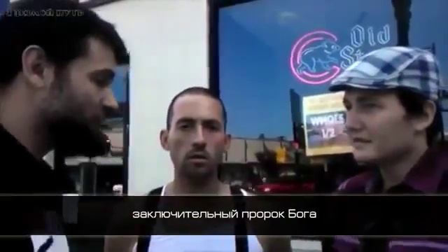Люди снимают крест и принимают Ислам Эмоционально смотреть онлайн