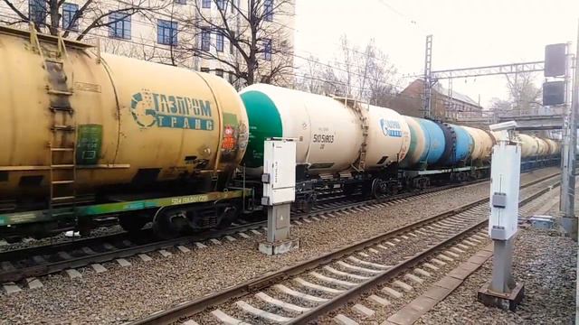 Электровоз 3ЭС4К-051 "Дончак" с наливным поездом и приветливой бригадой смотреть онлайн