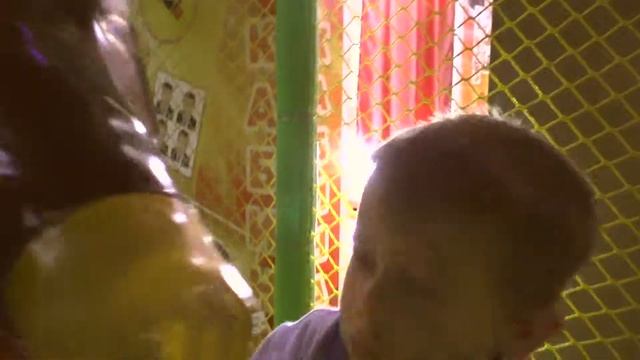 Саша и Диана рисуют красками и играют. Sasha and Diana paint and play смотреть онлайн