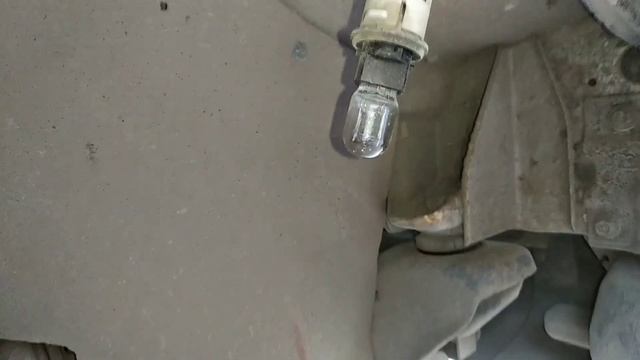 Замена лампы переднего габарита и лампы переднего указателя поворота на Mitsubishi Montero Sport смотреть онлайн