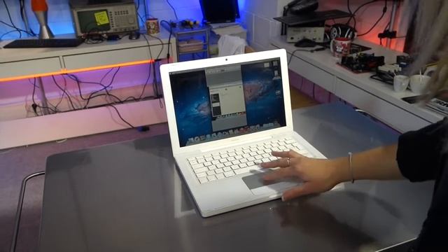 Un MacBook blanc avec un trackpad multiouch - Le Journal Du Lapin смотреть онлайн