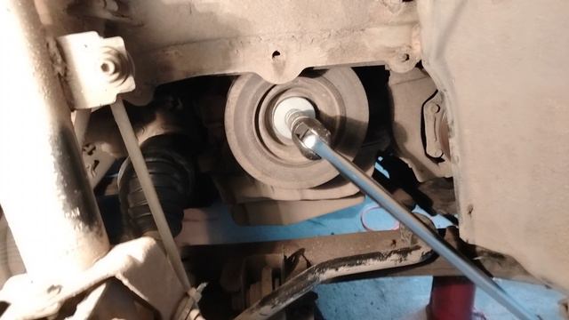 Снимаем шкив коленвала Рено Дастер 2.0 смотреть онлайн