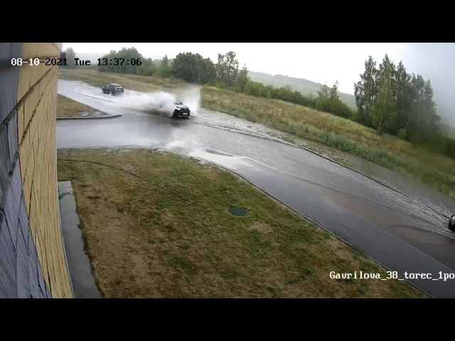 Я один из тех любителей, кому нравится кататься по лужам в ливень !=)) смотреть онлайн