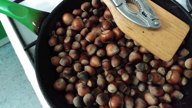 Жареный орех фунндук в скорлупе, интересный вкус смотреть онлайн