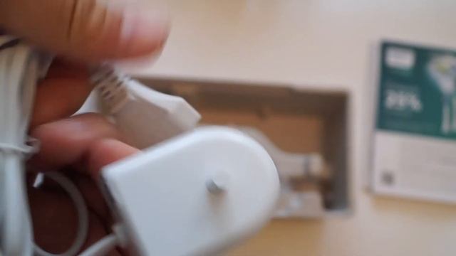 Распаковка электрической зубной щетки Philips Sonicare CleanCare+ HX3292/28