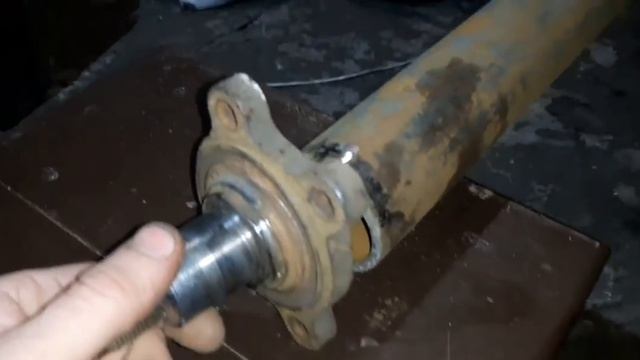 Прицеп самосвал для мотоблока своими руками ч1. Ось для прицепа своими руками. смотреть онлайн