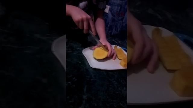 Как почистить манго ! смотреть онлайн