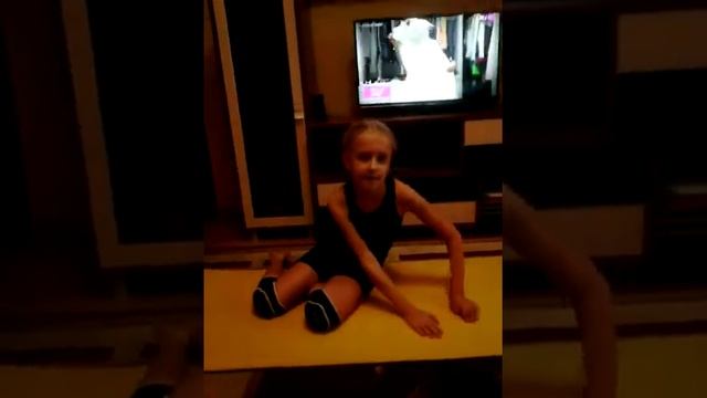 Делаю разминку перед шпагатом. смотреть онлайн
