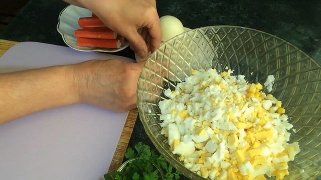 Крабовый салат по старому рецепту ! Вкусный и нежный салат для семьи ! смотреть онлайн