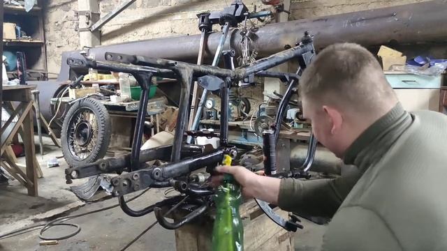 Восстановление мотоцикла Урал. Очистка рамы смотреть онлайн