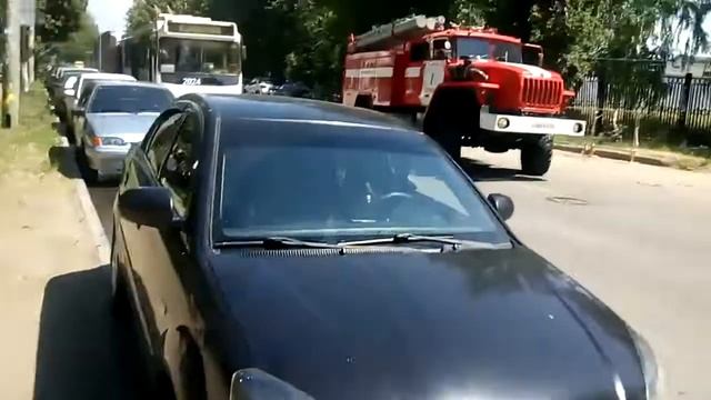 Припаркованные машины мешали проехать МЧС на пожар на Леонова смотреть онлайн