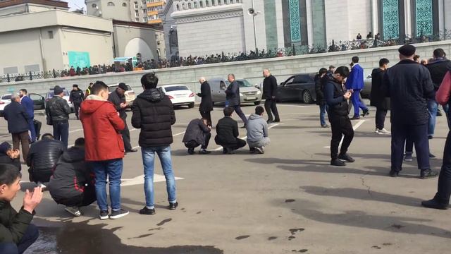 В Мечете Москвы делают дуа за погибших в Медресе в Кундузе смотреть онлайн