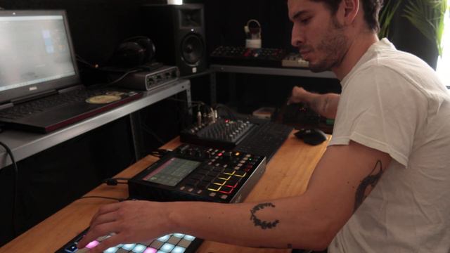 Lo-Fi Beats - Jam with the MPC One, MicroKorg & Boss RE-20 (Space Echo) смотреть онлайн