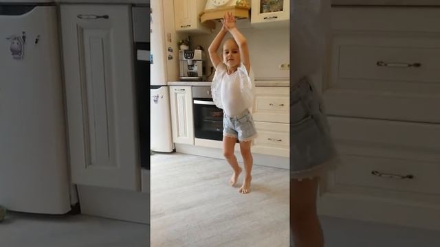 Ева учит (учится) балету смотреть онлайн