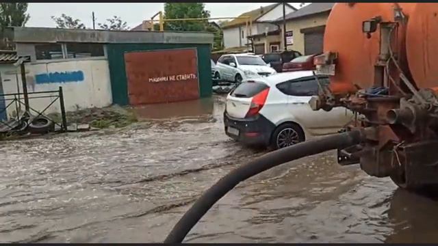 В Астрахани коммунальщики откачали около 650 кубометров дождевой воды смотреть онлайн