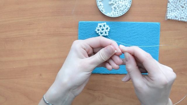 Как Сделать Снежинку Из Бисера На Новогоднюю Ёлку?! смотреть онлайн
