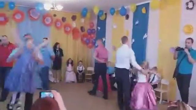 Танец пап и дочек в детском саду. Выпуск 2018 смотреть онлайн