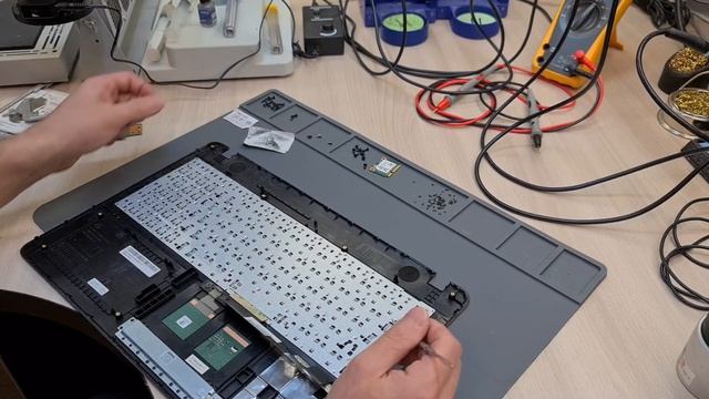 ASUS X541UA не включается. Замена впаянной клавиатуры. смотреть онлайн