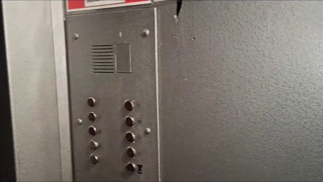 Застрял в лифте из-за... смотреть онлайн