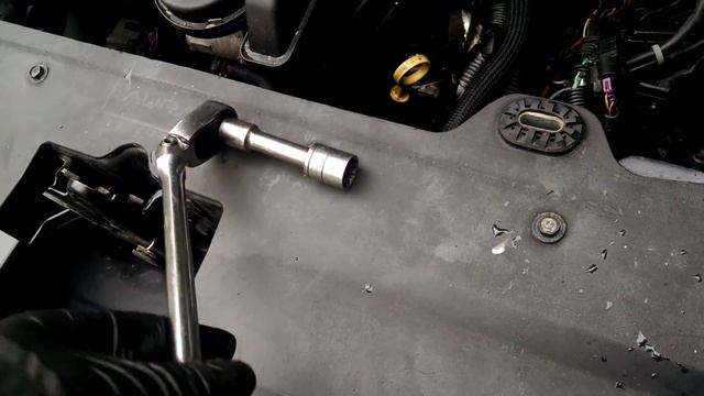 Replacing the starter on a 09 Saturn Aura. смотреть онлайн