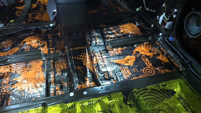 Многослойная шумоизоляция из качественных материалов устанавливает в салоне Тойота Рав 4 тишину смотреть онлайн