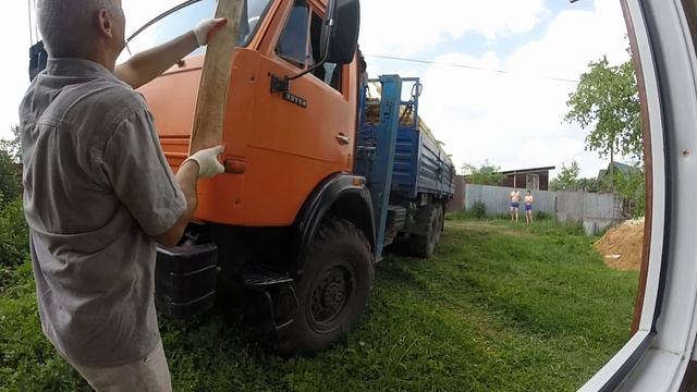 Как разгрузить доски на маленьком участке. Узкий проезд. Домашний архив. смотреть онлайн