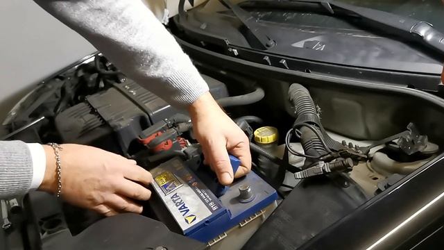 Come sostituire la batteria della Panda 2003/2012 How to replace the car battery смотреть онлайн