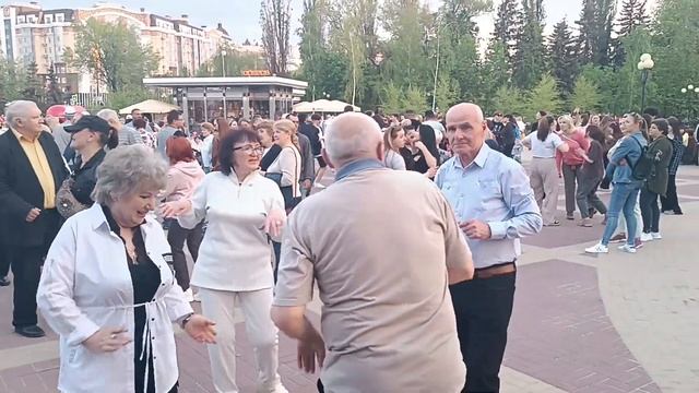 Парк победы Белгород Танцы в кругу друзей смотреть онлайн
