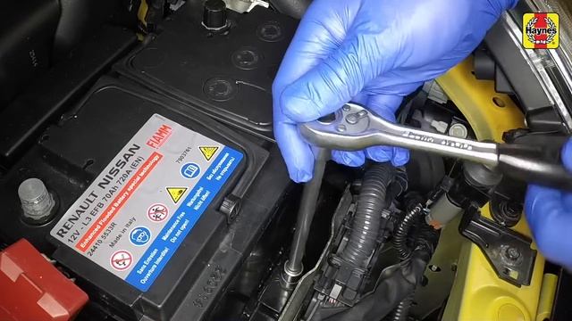 Nissan Juke (2010 - 2017) - Replace the battery смотреть онлайн