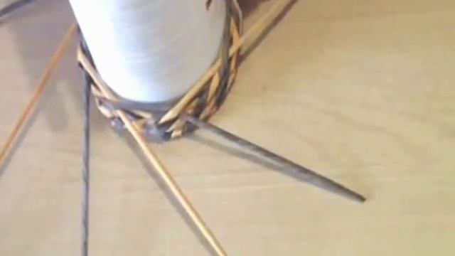Цветное спиральное плетение из бумажных трубочек - часть 4 - урок 10 / Color spiral weaving смотреть онлайн