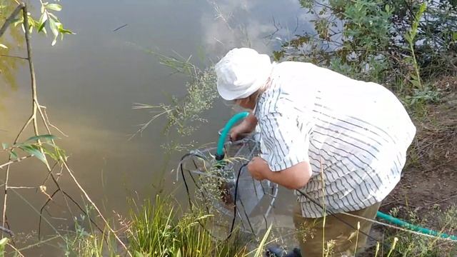 Бабушка и водопровод из насоса "Ручеек" смотреть онлайн