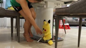 Пикачу помогает маме