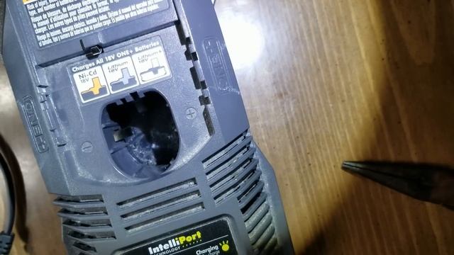 RYOBI 18V Battery Not Working? [Easy DIY Charging Hack] смотреть онлайн