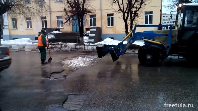 Заделка ям щебнем со снегом. ул. Пушкинская, Тула смотреть онлайн