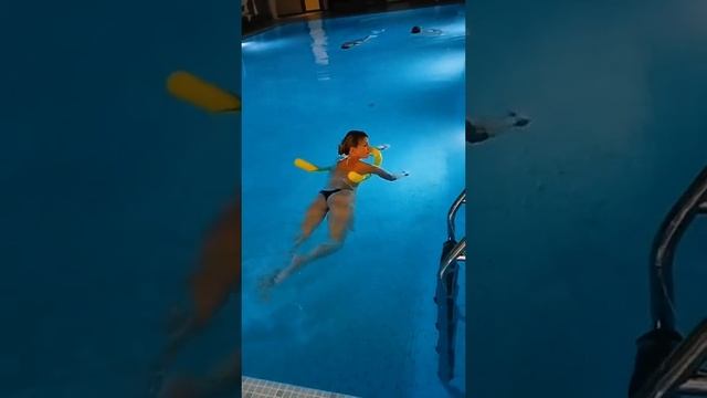 Когда девушка красиво плавает в бассейн