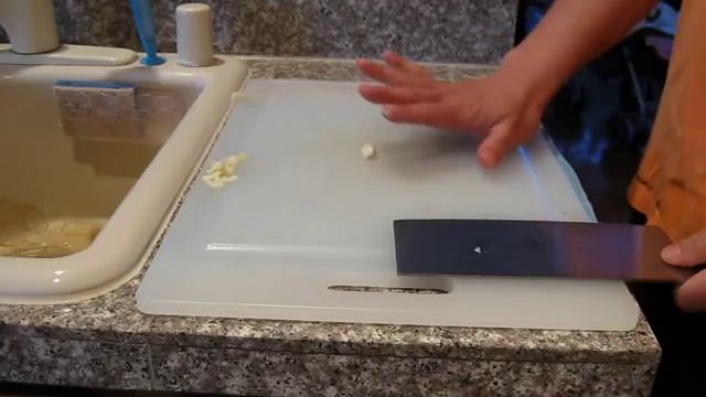 Intro to how to deal with Garlic; dice, chop, mince смотреть онлайн