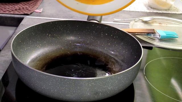 Пицца из слоёного теста . . Домашняя пицца в духовке . Пицца на сковороде . смотреть онлайн