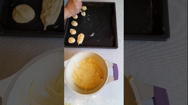 Вы думаете, что заварные булочки и эклеры очень сложные и дорогие? Убедитесь, что это не так! смотреть онлайн