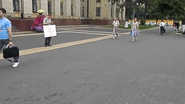 Странные пикеты у Воронежской Обладминистрации июль 2014г. смотреть онлайн
