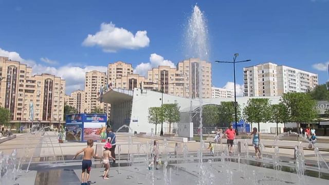 Лето Июль 2018. Фонтан на площади Юности смотреть онлайн