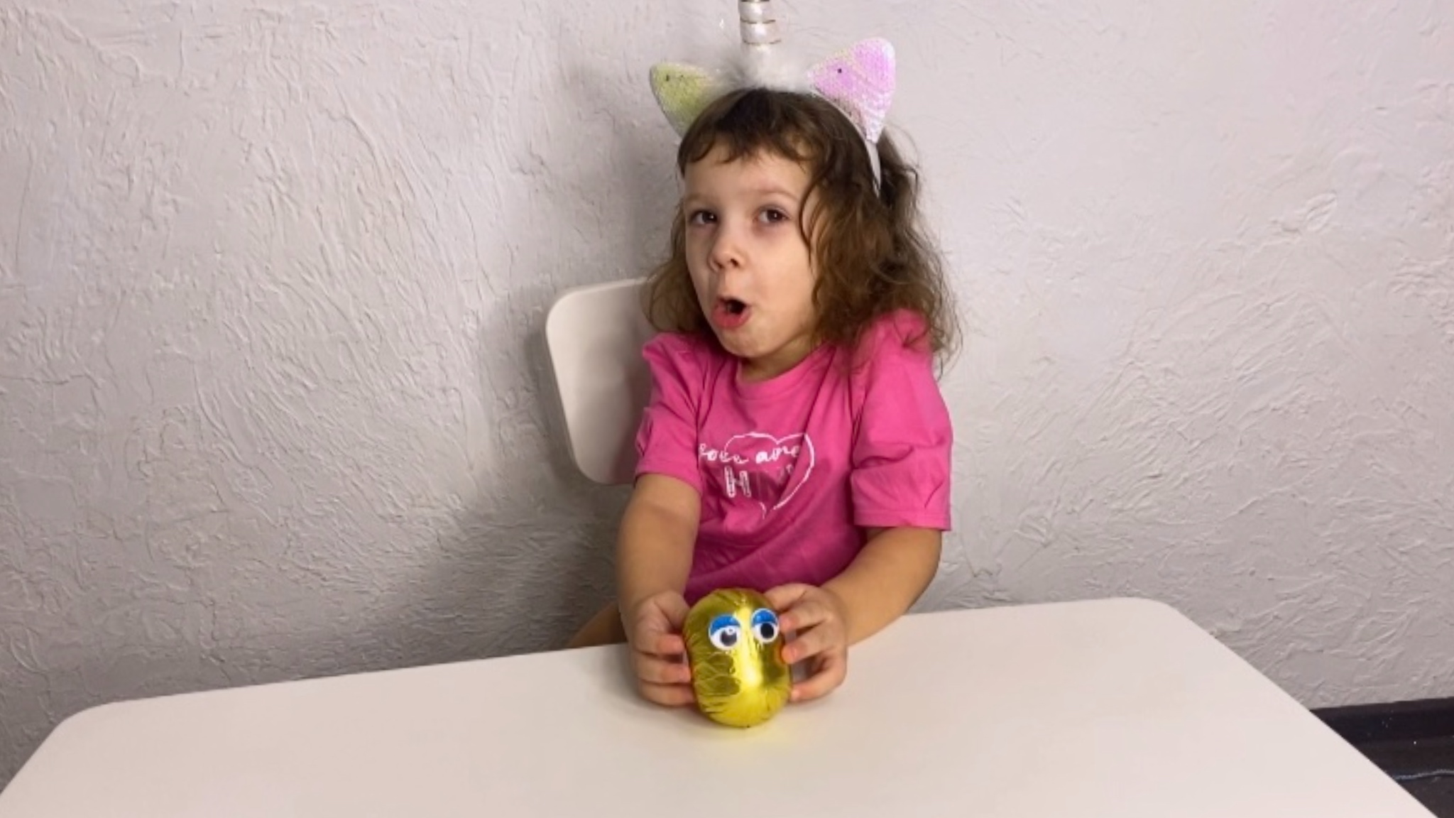 Алиса распаковывает новое яйцо с сюрпризом! Давайте скорее смотреть что там!